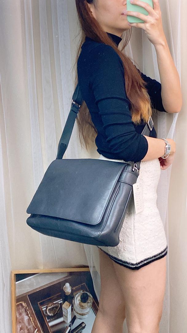 LV Taiga Milo Messenger Glacier Bag