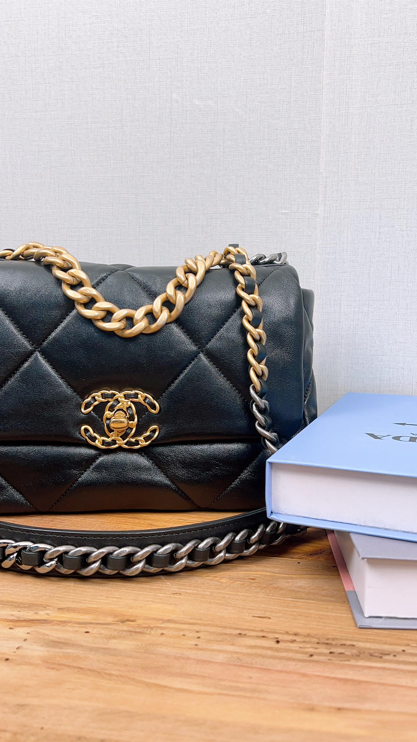 Chanel Black Lambskin Small 19 (GHW)
