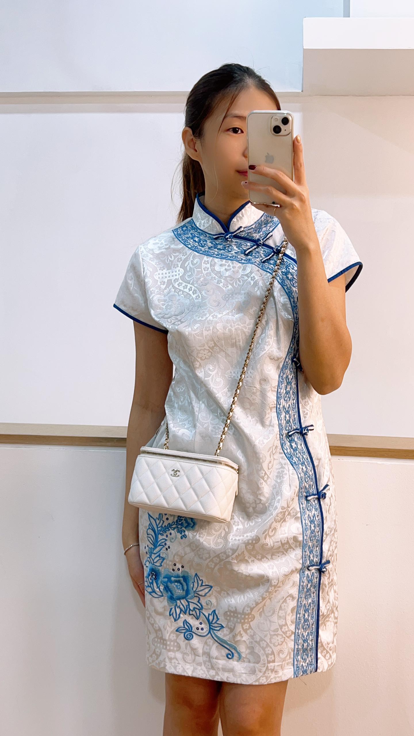 Chanel White Caviar Small Vanity Case (GHW)