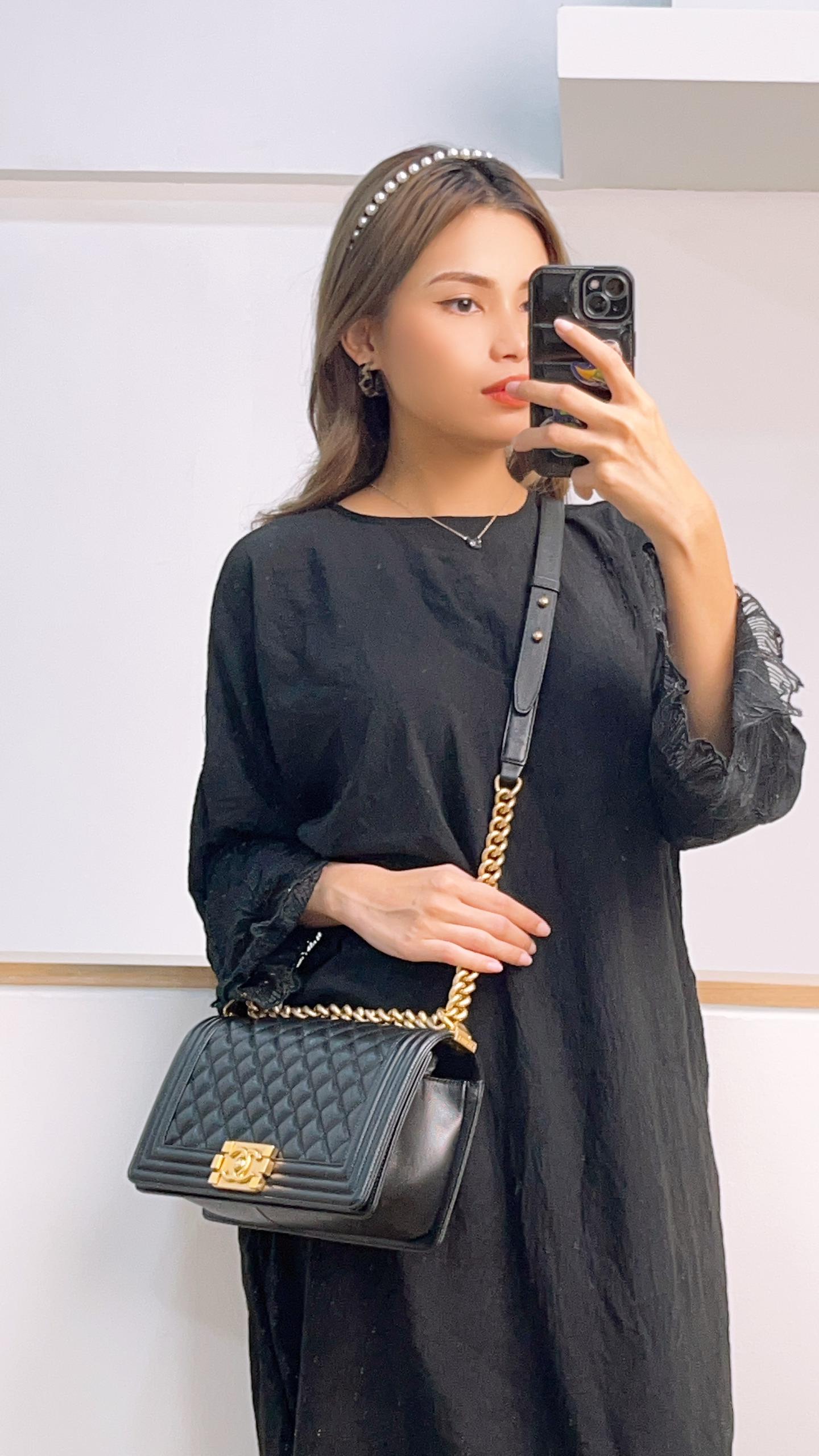 Chanel Black Caviar Old Medium Boy (GHW)