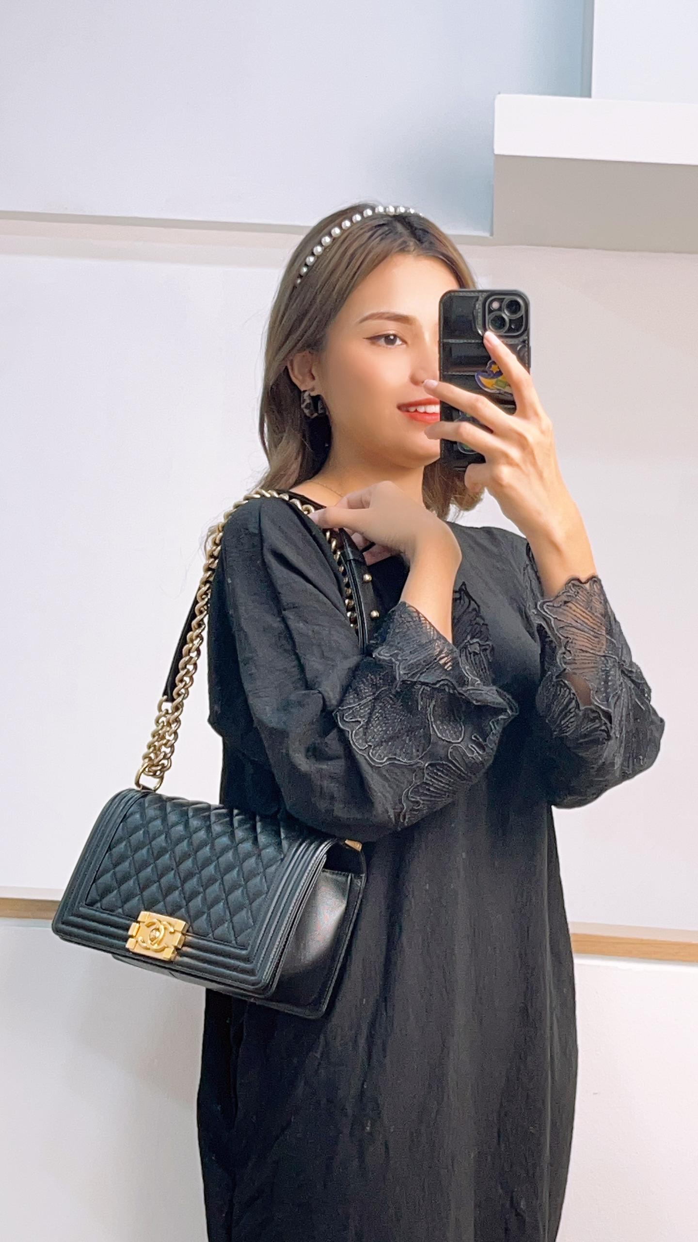 Chanel Black Caviar Old Medium Boy (GHW)