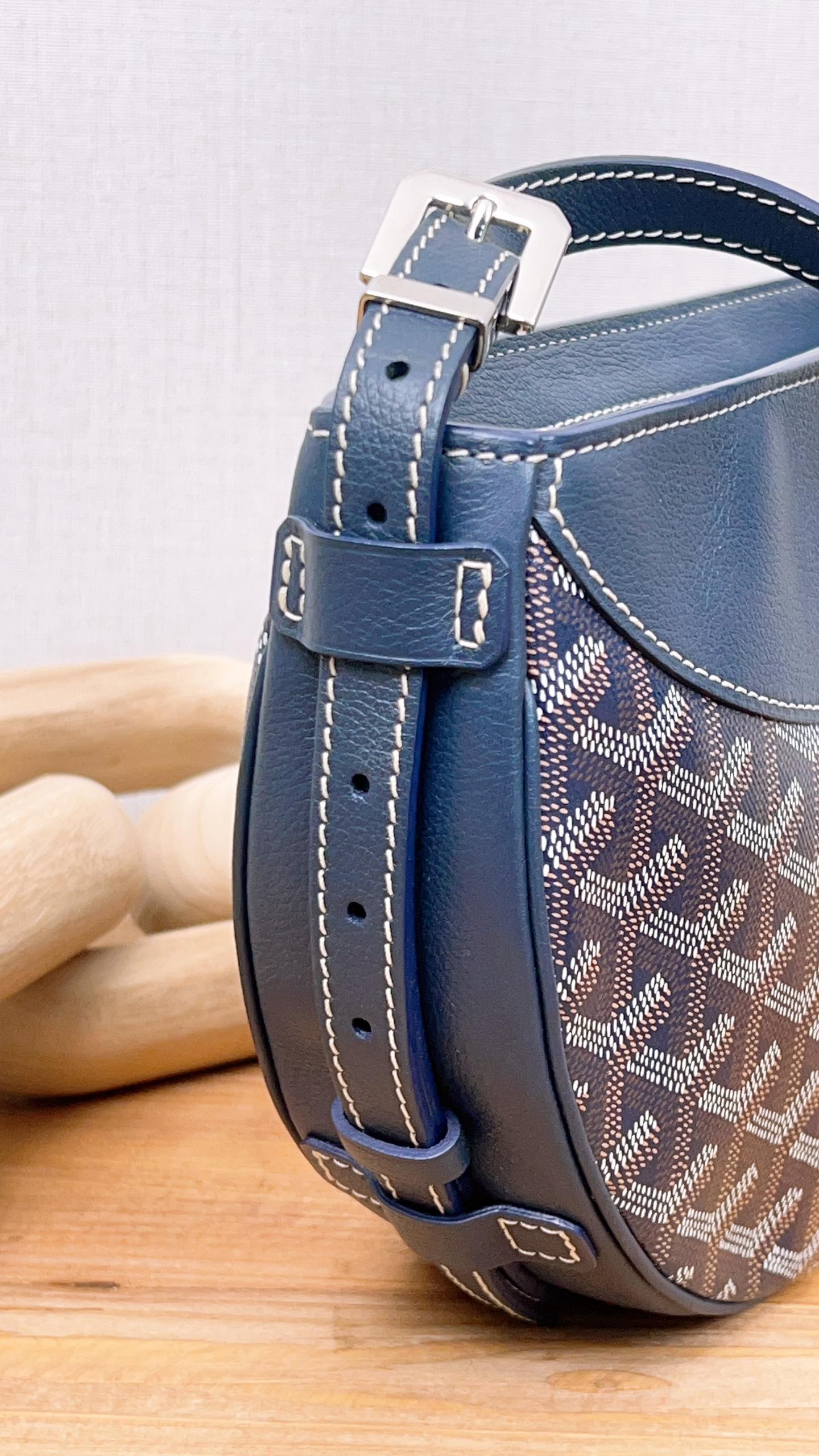 Goyard Navy Hirondelle Bag