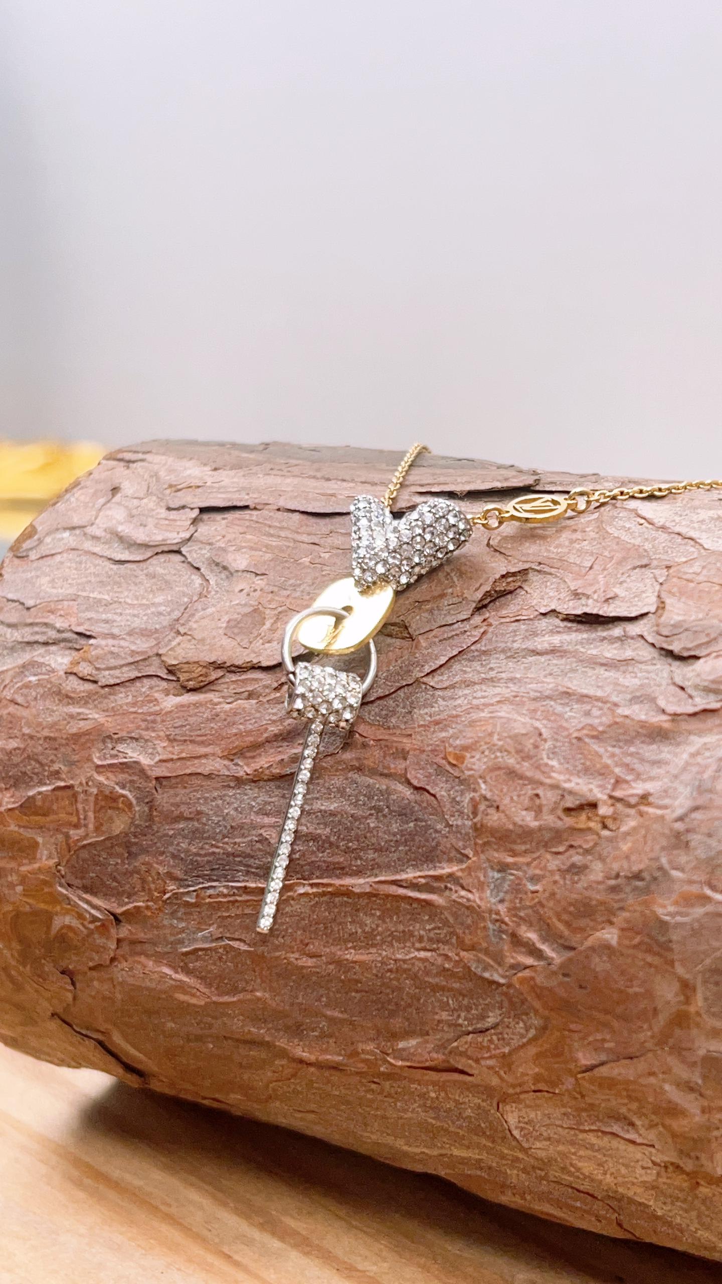 LV Essential V Strass Necklace