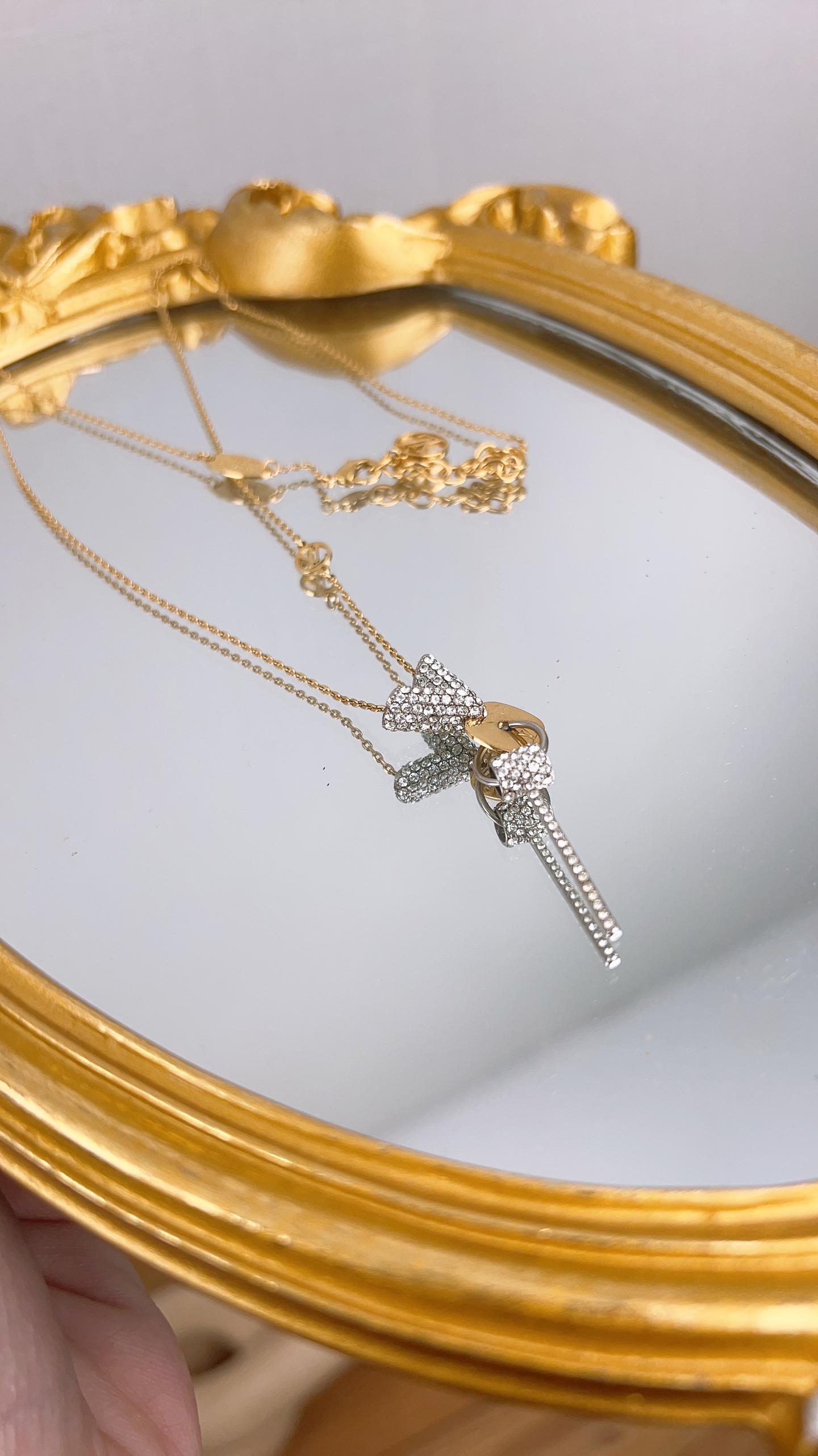 LV Essential V Strass Necklace