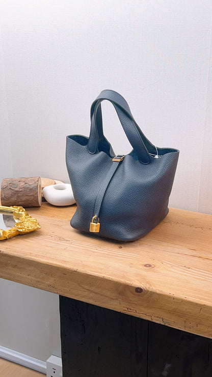 Hermes Bleu Nuit Picotin 22 (GHW)