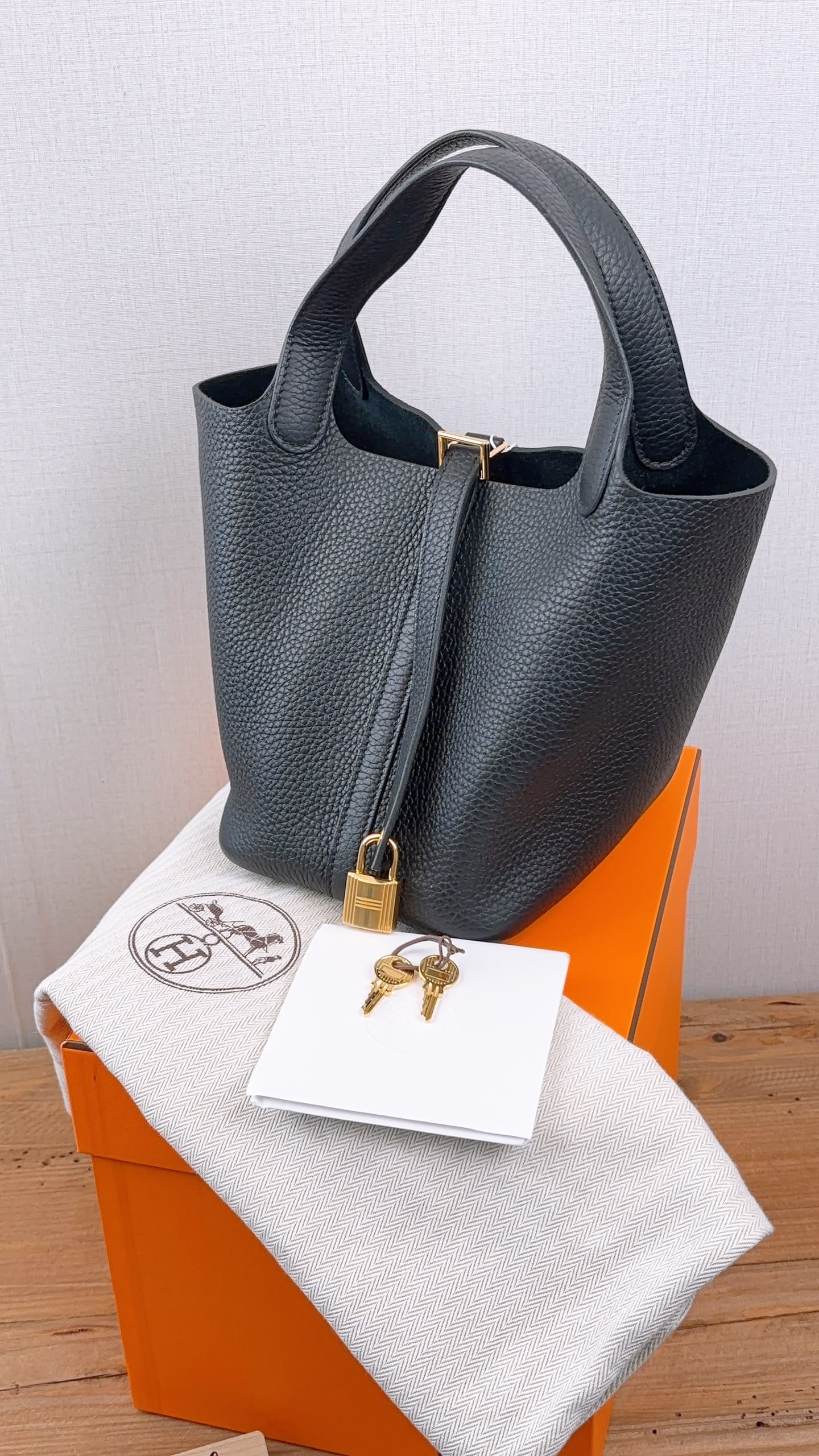 Hermes Noir Picotin 18 (GHW)