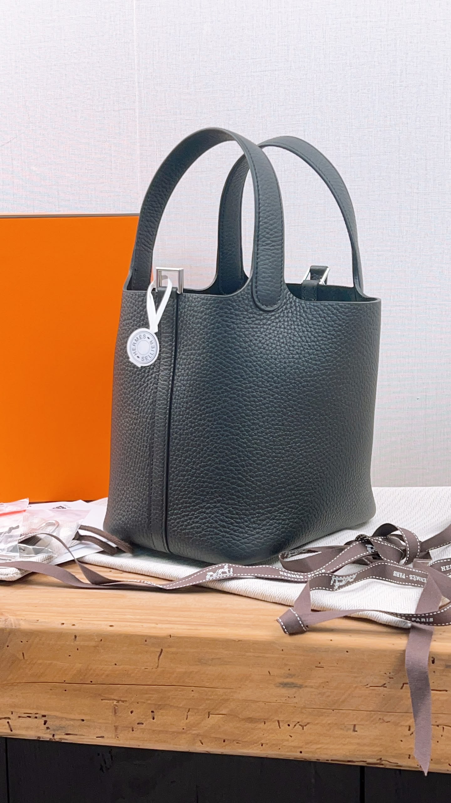 Hermes Noir Picotin 18 (PHW)