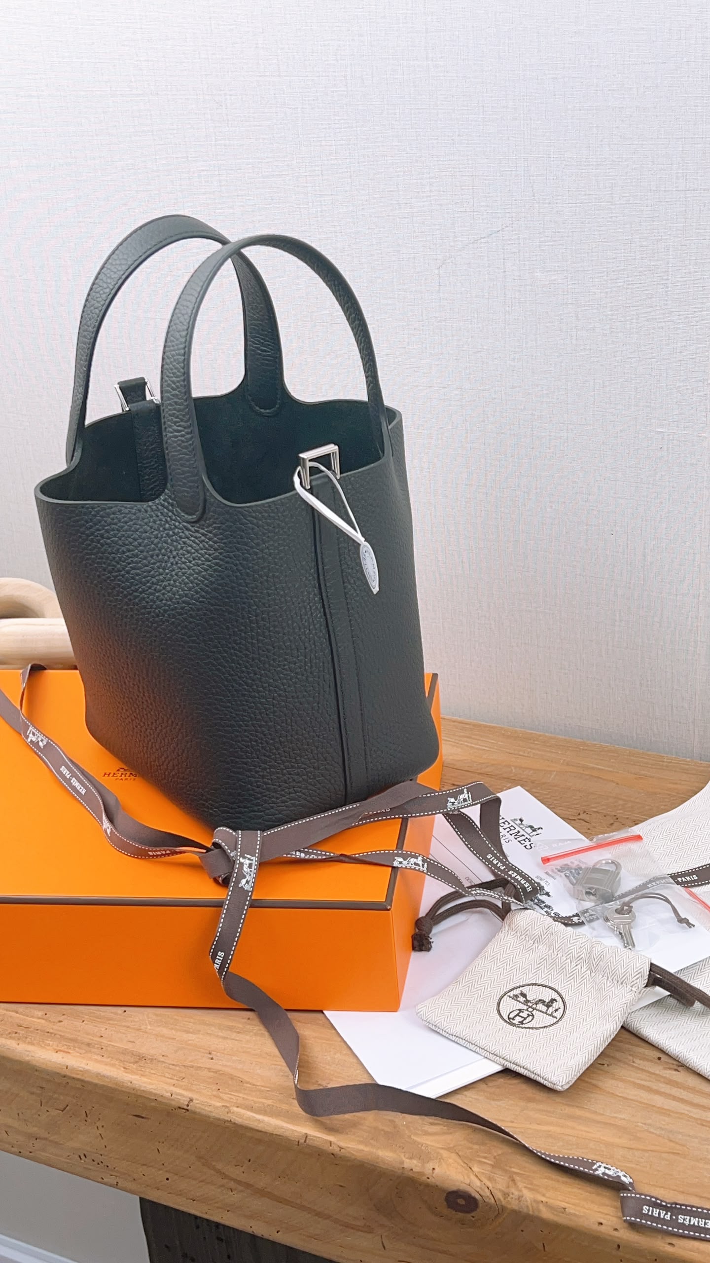 Hermes Noir Picotin 18 (PHW)