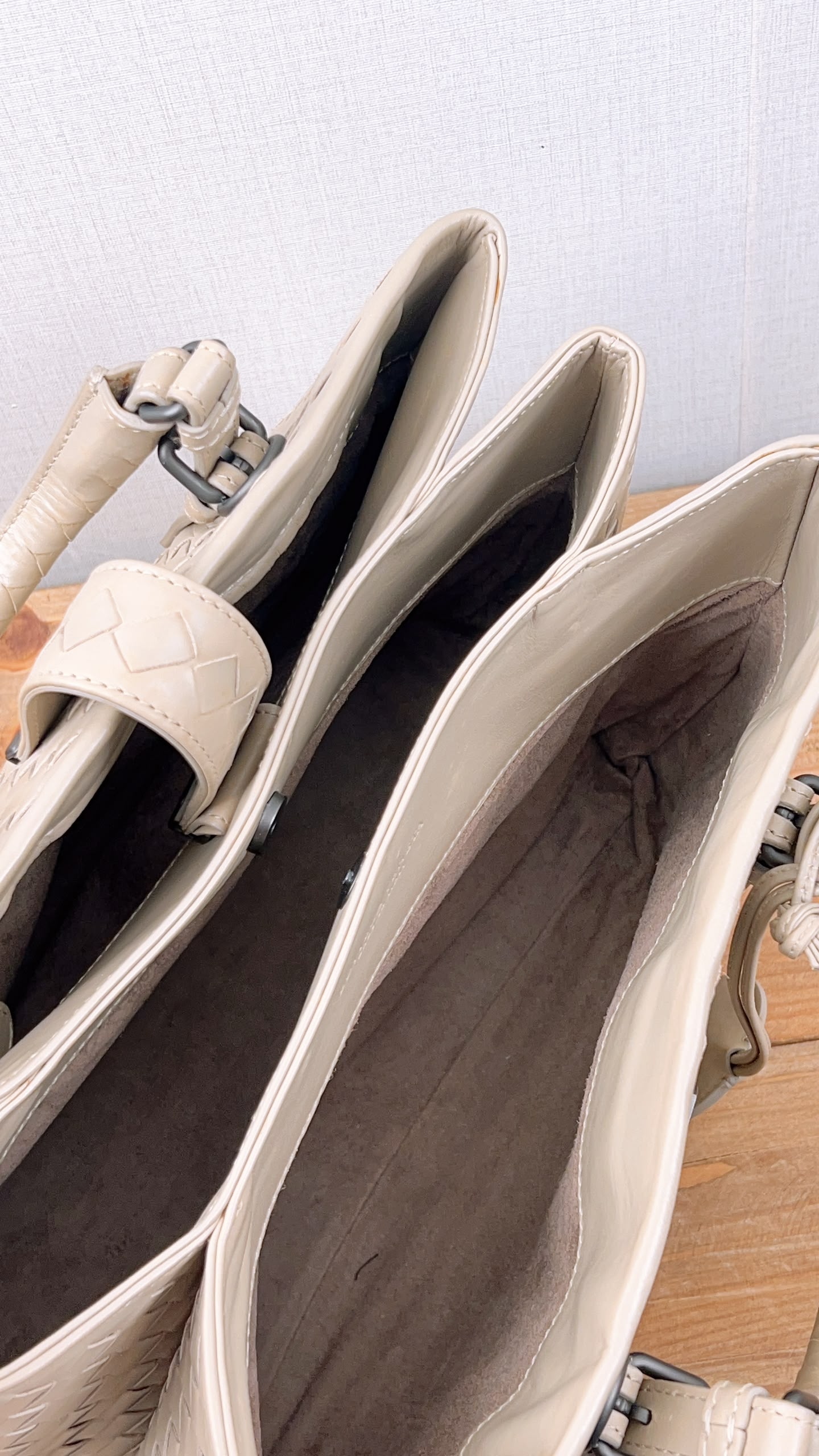 BV Light Grey Intrecciato Roma Bag