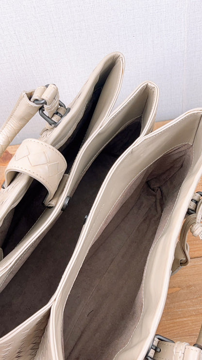 BV Light Grey Intrecciato Roma Bag