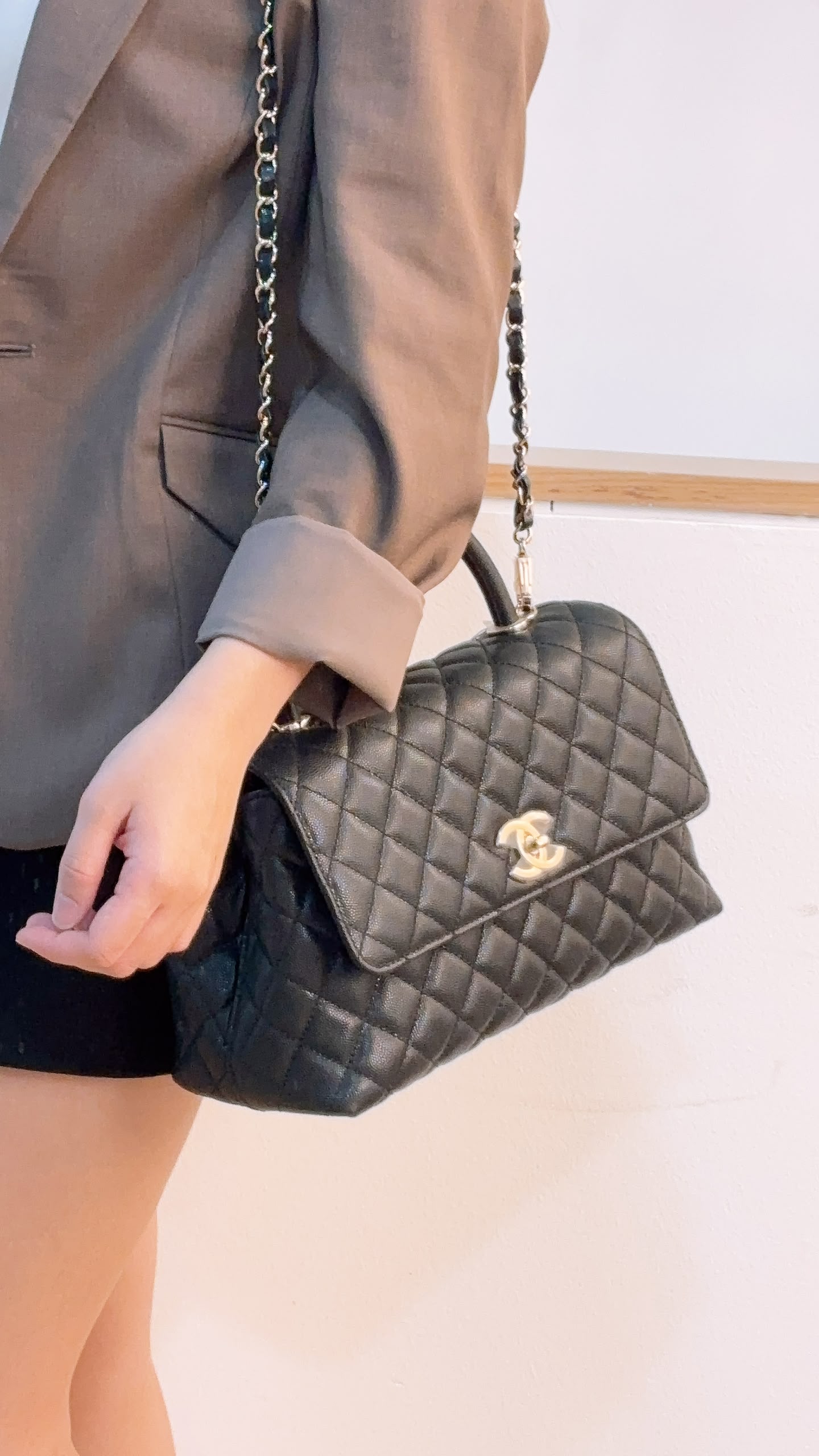 Chanel Black Caviar Medium Coco Handle (LGHW)