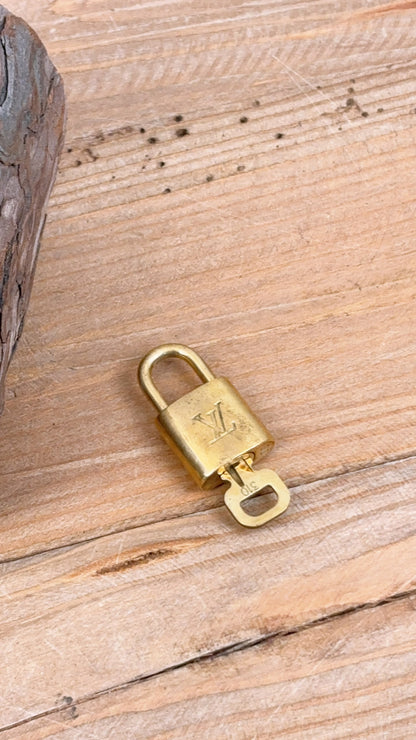 VSA0146 / VSA0145 Gold Padlock Key