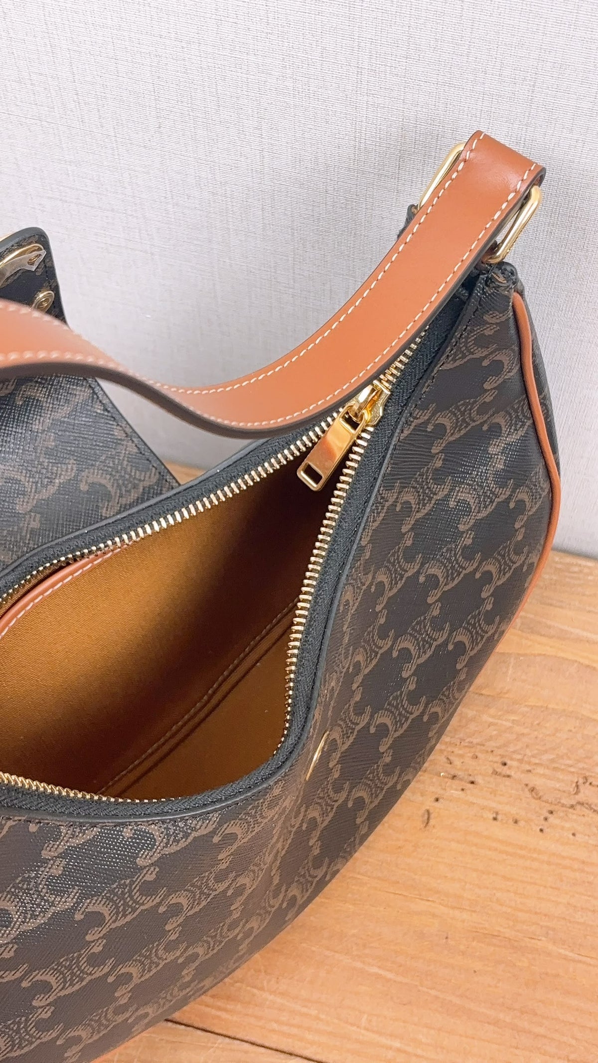 Celine Triomphe Medium Ava