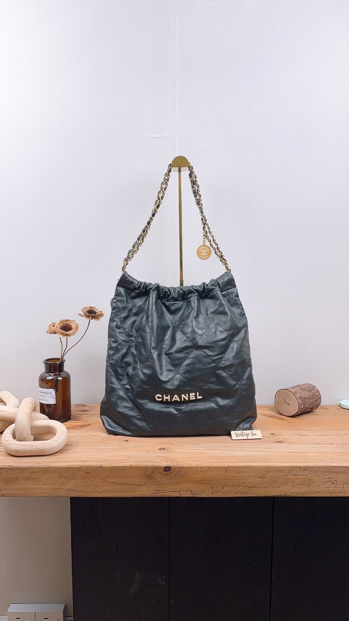 Chanel Black Calfskin Medium 22 (GHW)
